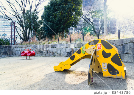 公園に設置されているキリンの滑り台の写真素材 [88443786] - PIXTA