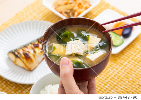 和食を食べるミドル女性（豆腐とわかめの味噌汁） 88443790