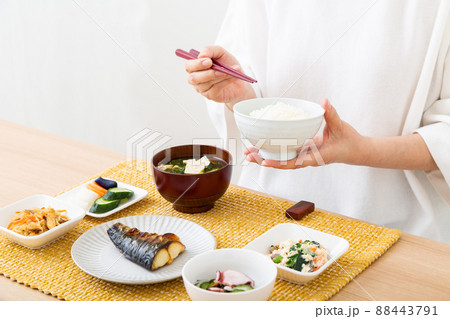 和食を食べるミドル女性 和食を食べるミドル女性 88443791