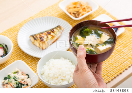 和食を食べるミドル女性(豆腐とわかめの味噌汁) 和食を食べるミドル女性(豆腐とわかめの味噌汁) 88443898