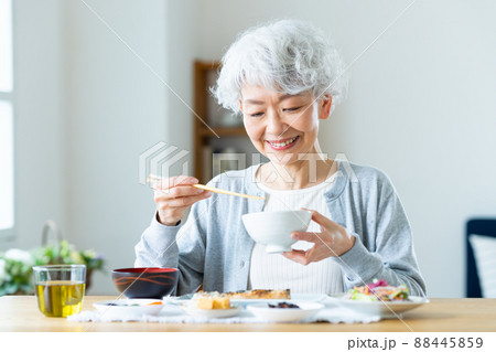 食事するシニアの女性 88445859