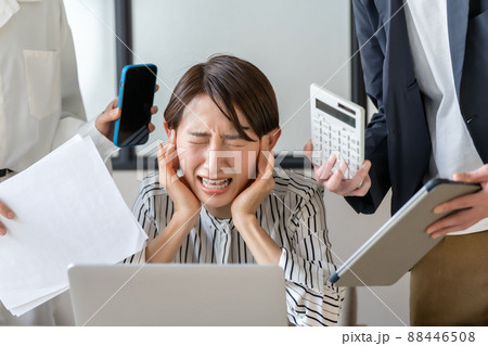 ビジネスシーン　忙しい　パニック　ハラスメント 88446508