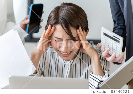 ビジネスシーン 忙しい パニック ハラスメント ビジネスシーン 忙しい パニック ハラスメント 88446521