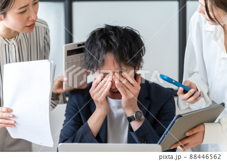 ビジネスシーン　忙しい　パニック　ハラスメント 88446562