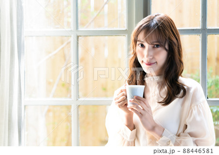 窓際でコーヒーを飲む女性 窓際でコーヒーを飲む女性 88446581