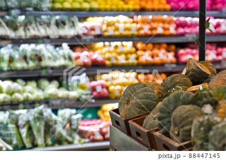 スーパーマーケットで陳列される彩りのある野菜や果物 スーパーマーケットで陳列される彩りのある野菜や果物 88447145