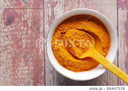 top view of turmeric root powder in bowl on table , 88447538