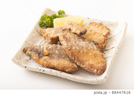 鰤(ぶり)の竜田揚げ 88447616