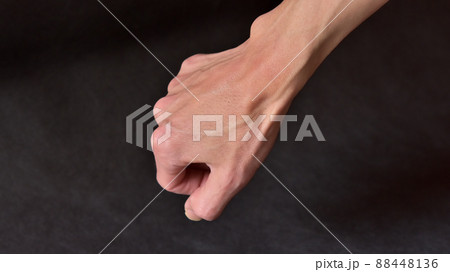 痩せた男性の腕と浮き出た血管 88448136
