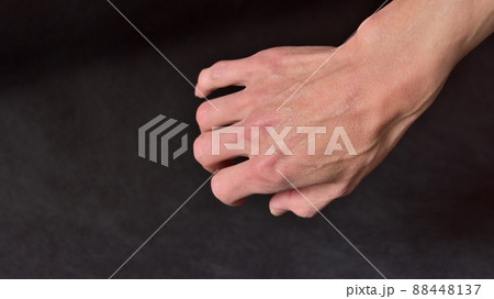 痩せた男性の腕と浮き出た血管 88448137