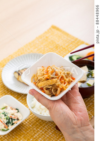 和食を食べるミドル女性（切り干し大根の煮物） 88448966