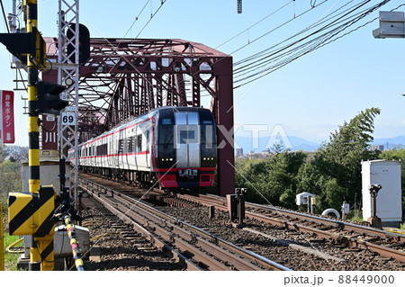 名鉄・木曽川橋梁を通過中の2203系 88449000
