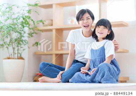 リビングでスマホを操作する親子（母子） 88449134
