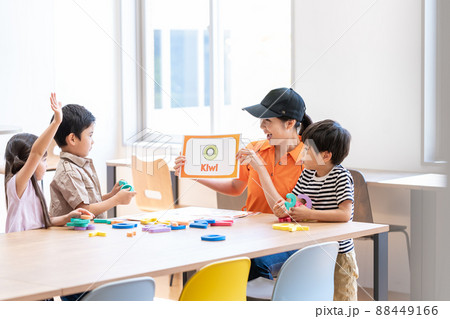 英会話教室　撮影協力：中央工学校附属日本語学校 88449166