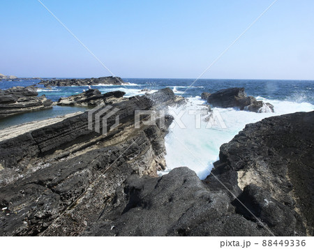 荒波の城ヶ島　　自然風景 88449336