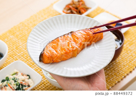 和食を食べるミドル女性(焼鮭) 和食を食べるミドル女性(焼鮭) 88449372