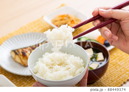 和食を食べるミドル女性（白米） 88449374