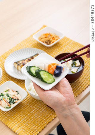和食を食べるミドル女性(野菜の糠漬け) 和食を食べるミドル女性(野菜の糠漬け) 88449375