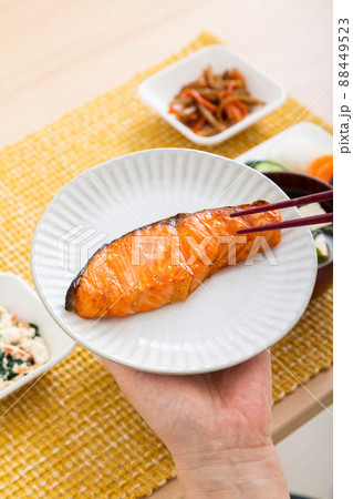 和食を食べるミドル女性（焼鮭） 88449523