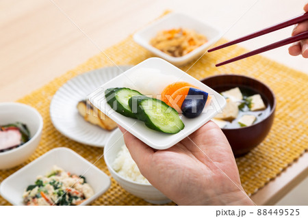 和食を食べるミドル女性（野菜の糠漬け） 88449525