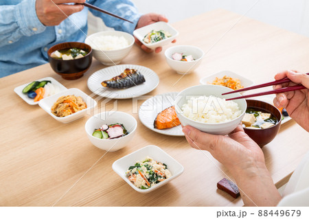 和食を食べるミドル夫婦 和食を食べるミドル夫婦 88449679