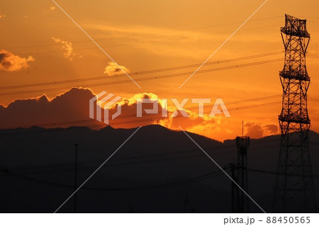 夕焼けのシルエットの山と鉄塔 88450565
