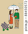 梅雨の季節に雨の中傘をさす若い恋人 88450572