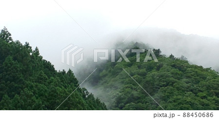 雲がかかった山 雲がかかった山 88450686