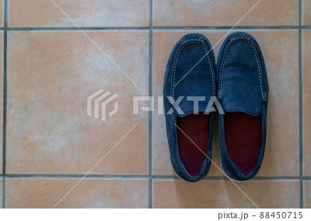 紺色の男性用カジュアル革靴 88450715