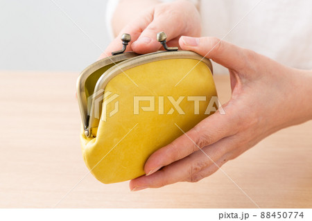 黄色のがま口財布を持つミドル女性の手 88450774