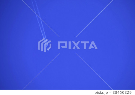 澄んだ青空と美しい飛行機雲 88450829