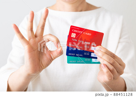 クレジットカードを持つミドル女性 88451128