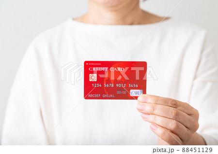 クレジットカードを持つミドル女性 88451129