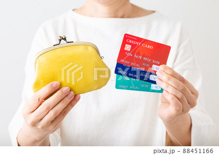 クレジットカードとがま口財布を持つミドル女性 88451166