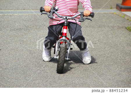 キックバイクに乗る子供(4歳児/男の子) キックバイクに乗る子供(4歳児/男の子) 88451234