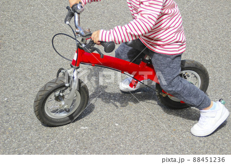 キックバイクに乗る子供(4歳児/男の子) 88451236