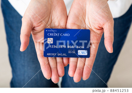 クレジットカードを持つミドル女性 88451253