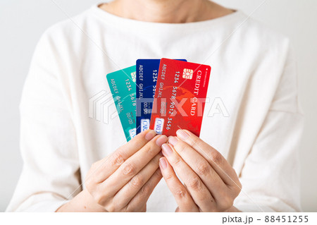 クレジットカードを持つミドル女性 88451255