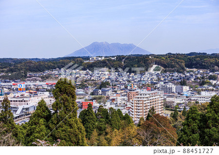 城山公園(一宇治城跡)から見る桜島と日置市の街並み 城山公園(一宇治城跡)から見る桜島と日置市の街並み 88451727