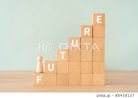 「FUTURE」と書かれた積み木と人形 「FUTURE」と書かれた積み木と人形 88458137
