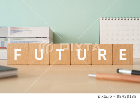 「FUTURE」と書かれた積み木が置かれたデスク 「FUTURE」と書かれた積み木が置かれたデスク 88458138