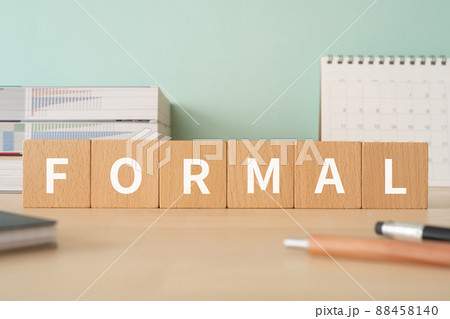 「FORMAL」と書かれた積み木が置かれたデスク 「FORMAL」と書かれた積み木が置かれたデスク 88458140