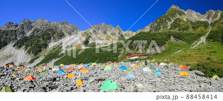 北アルプス 槍穂高連峰縦走 涸沢テント場の風景 北穂高岳と涸沢岳と奥穂高岳の絶景 北アルプス 槍穂高連峰縦走 涸沢テント場の風景 北穂高岳と涸沢岳と奥穂高岳の絶景 88458414