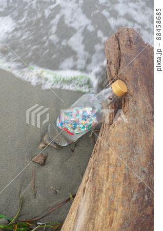 ボトルの中にマイクロプラスチック の海 88458685