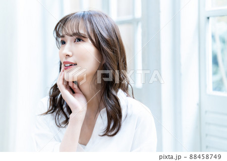 リビングで肌の潤いを実感する若い女性 リビングで肌の潤いを実感する若い女性 88458749