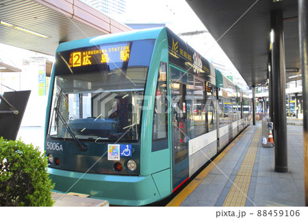 広島駅電停・広島電鉄・5100形・グリーンムーバー/広島県広島市南区松原町 広島駅電停・広島電鉄・5100形・グリーンムーバー/広島県広島市南区松原町 88459106