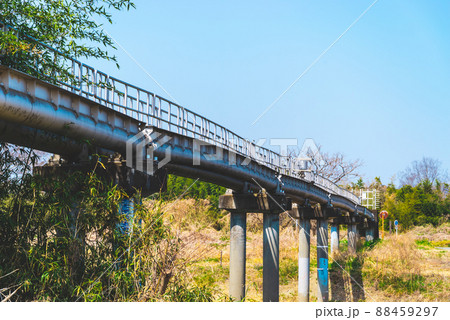 川に架かる古い水管橋と河川敷の自然環境　a-2 マット感 88459297