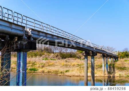 川に架かる古い水管橋と河川敷の自然環境 b-1 川に架かる古い水管橋と河川敷の自然環境 b-1 88459298
