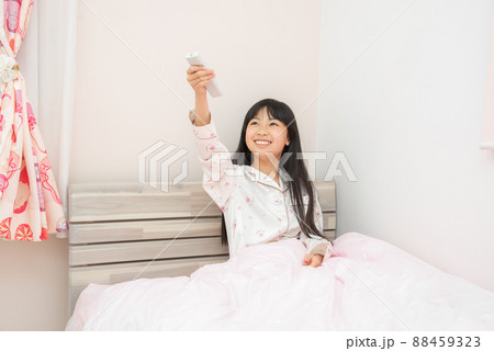 子供部屋で寝る前に電気を消す小学生の女の子 子供部屋で寝る前に電気を消す小学生の女の子 88459323