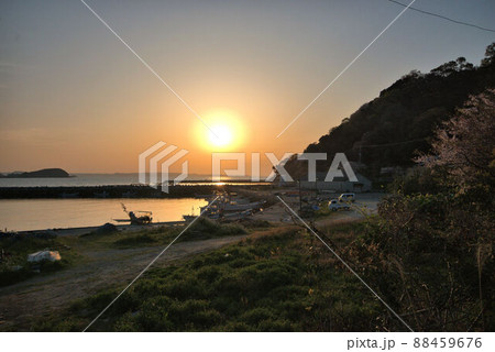 漁港の夕日　糸島 88459676